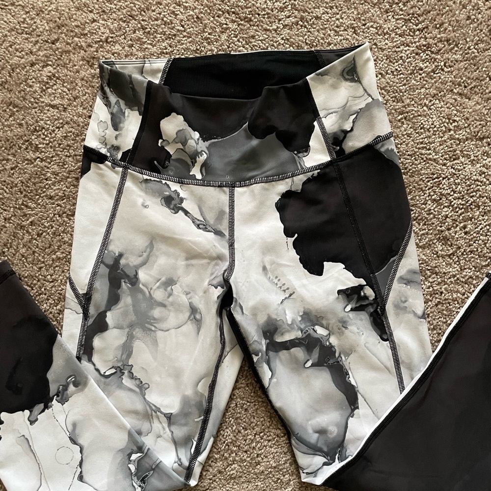 Under armour leggings with back pocket